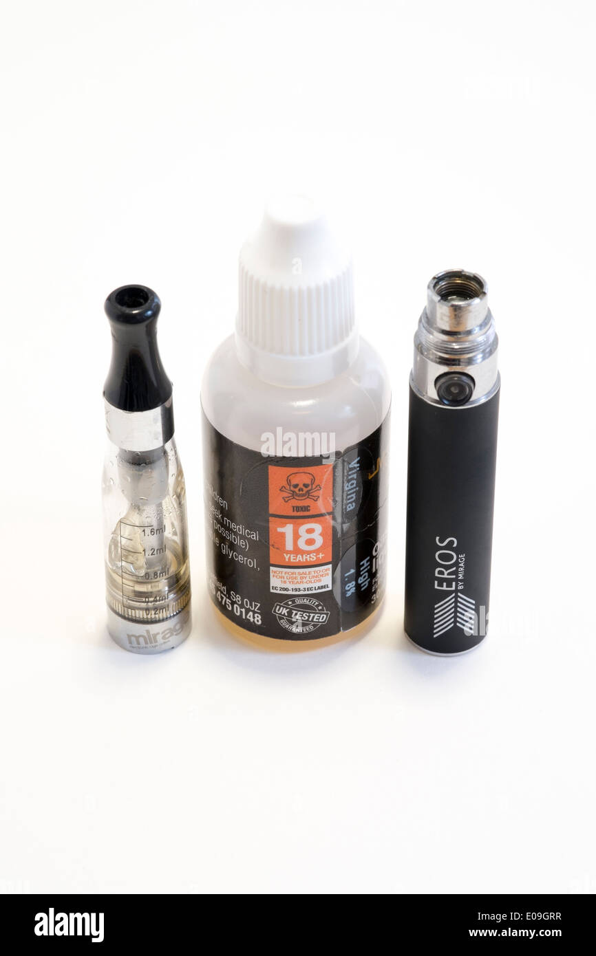 negozio sigarette elettroniche saronno Sigaretta elettronica vaporizzatore batteria e nicotina kit liquido Foto  stock