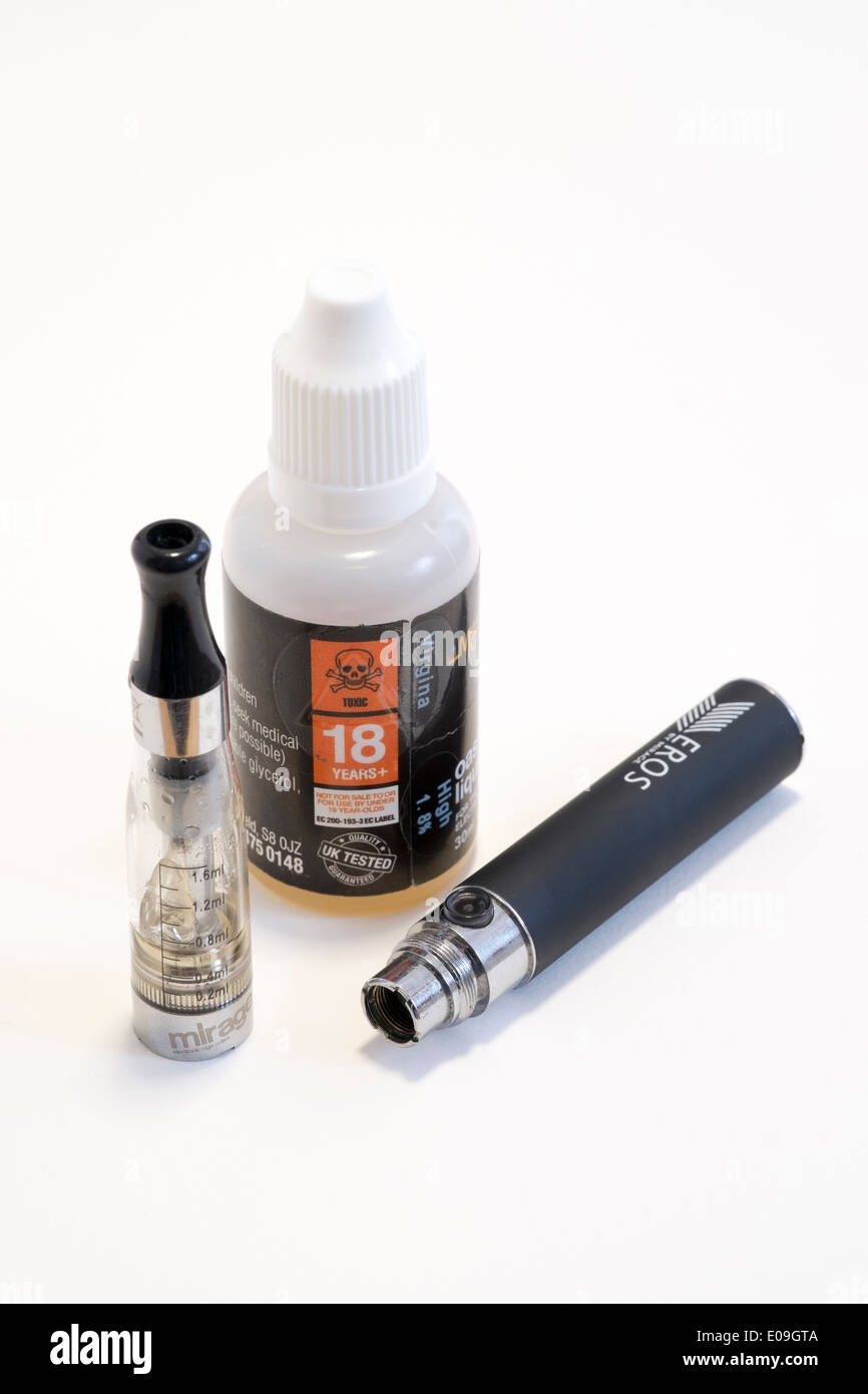 Sigaretta elettronica vaporizzatore batteria e nicotina kit liquido Foto  stock - Alamy