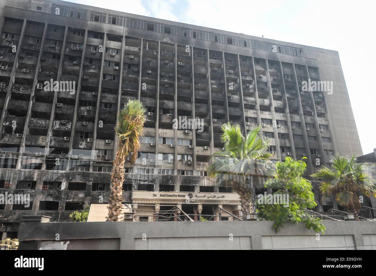 Edificio in Cairo, Egitto, distrutto durante la Rivoluzione egiziana di Gennaio 2011 Foto Stock