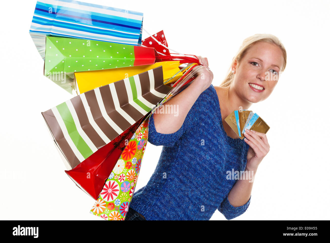 Una giovane donna con supporto colorato buste con il carrello. Con le carte di credito per il pagamento senza contanti, Eine junge Frau mit bunte Foto Stock