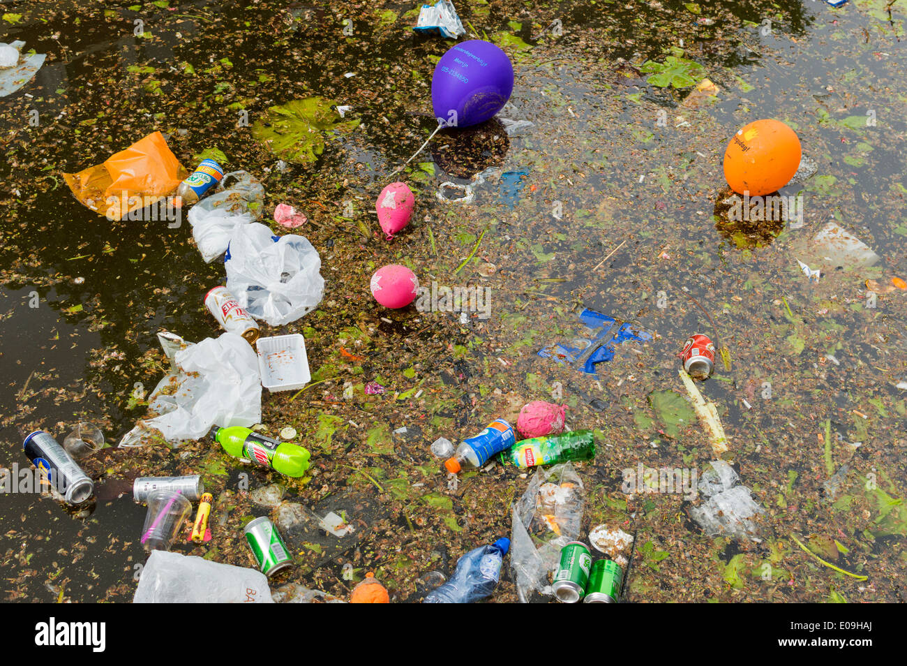 Palloncini nel bidone della spazzatura immagini e fotografie stock ad alta  risoluzione - Alamy