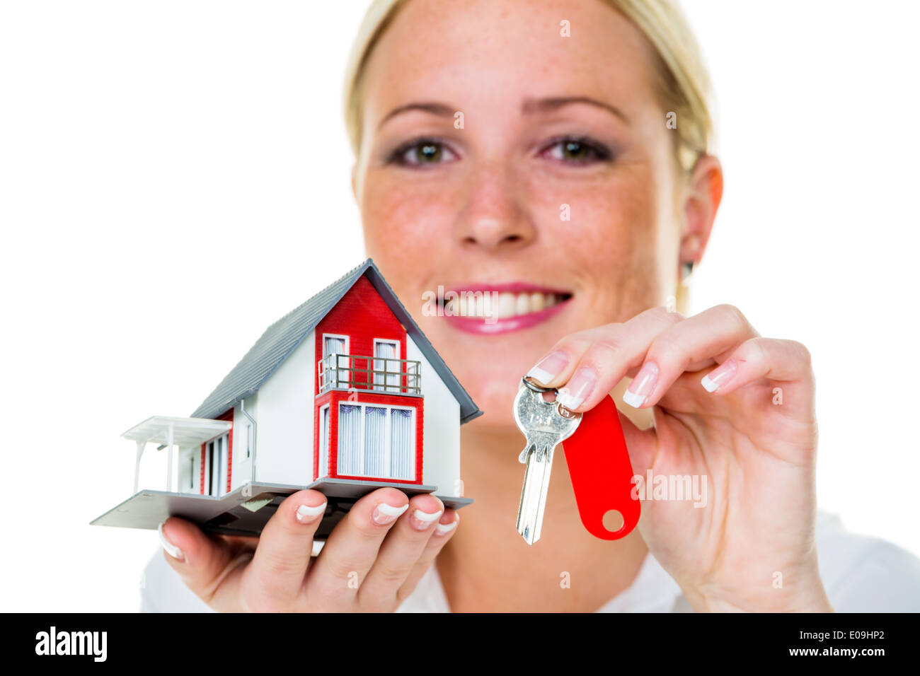 Un broker fue immobiliare con una casa e una chiave. Il successo di noleggio e vendita di case da agenti immobiliari., Ein Makler fue Immobilien Foto Stock