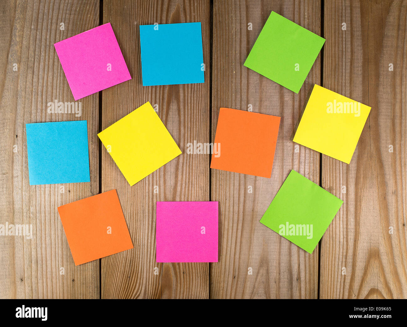 Pareti in legno con documenti in verde giallo blu rosa e arancione Foto Stock