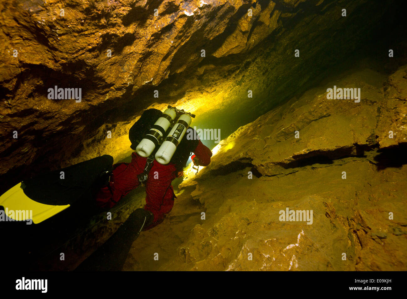 Austria, Obertraun, grotta exlporing subacqueo la grotta Koppenbruller Foto Stock