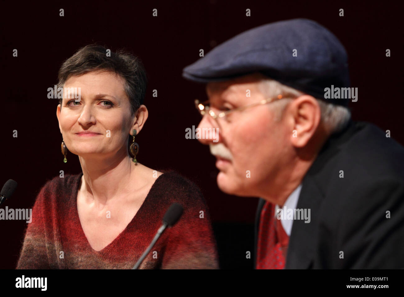 Lo scrittore francese Nathalie Bauer (sinistra) ascolta scrittore italiano Antonio Pennacchi (destra) parlando del suo libro Foto Stock