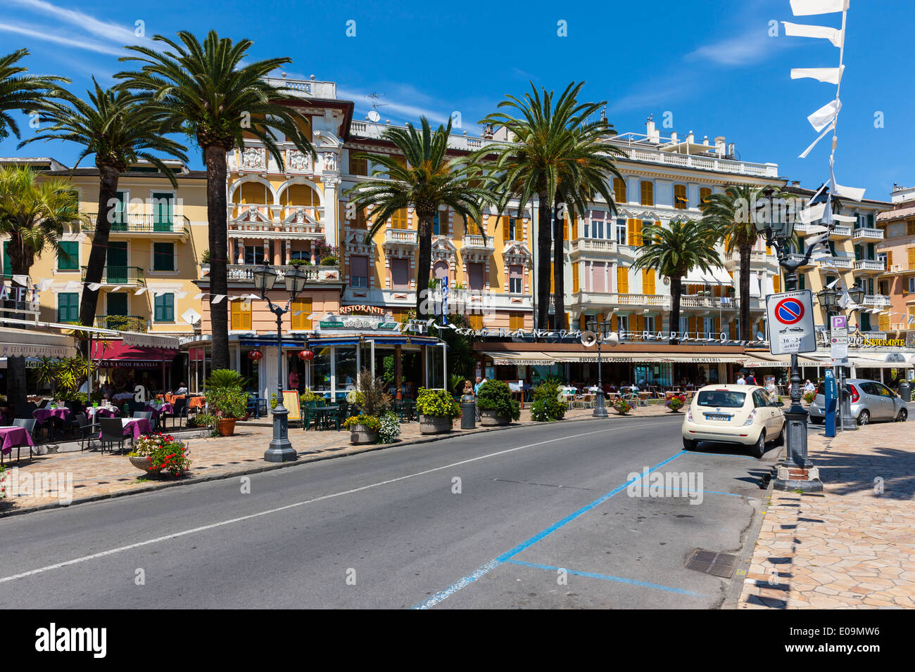 In Italia, la Liguria, Rapallo, alberghi e caffè all'aperto Foto Stock