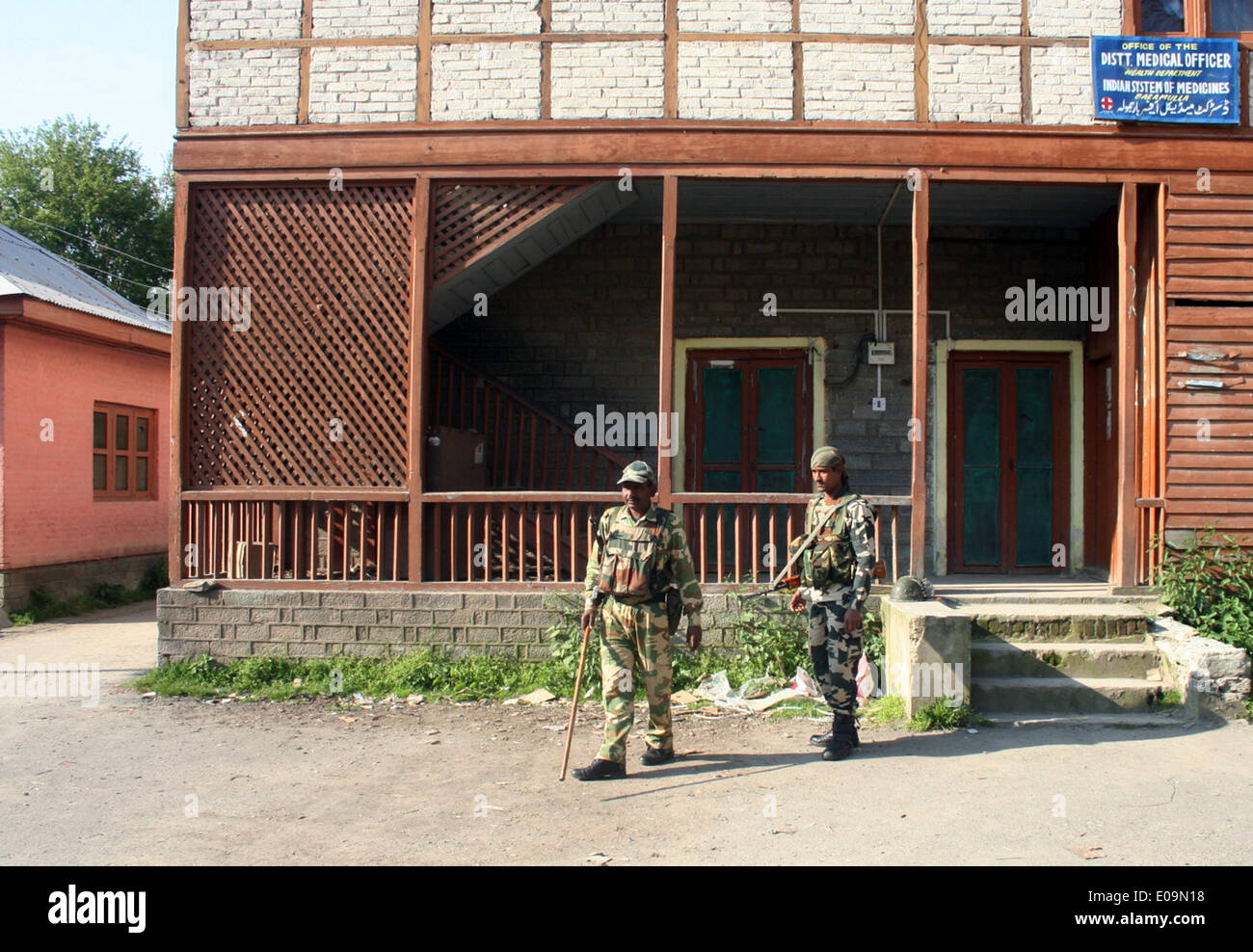 Srinagar, Indiano Kashmir amministrato. 07 Maggio2014 : paramilltary indiano pattuglie di forze all'interno di polling sia a monte della terza e ultima fase lok sabah elezione a noth kashmiris baramulla distretto kupwara (Sofi Suhail/Alamy Live News ) Foto Stock
