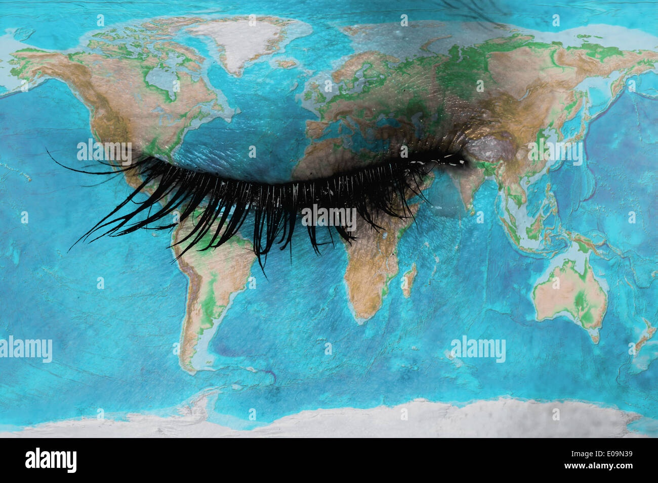 Donne occhio close-up concetto di tristezza mappa del mondo Foto Stock