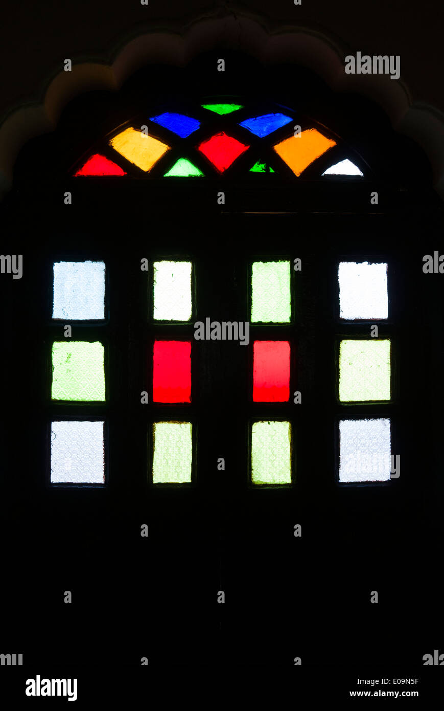 Colorate antiche porte di vetro Forte Mehrangarh Jodpur, India Foto Stock