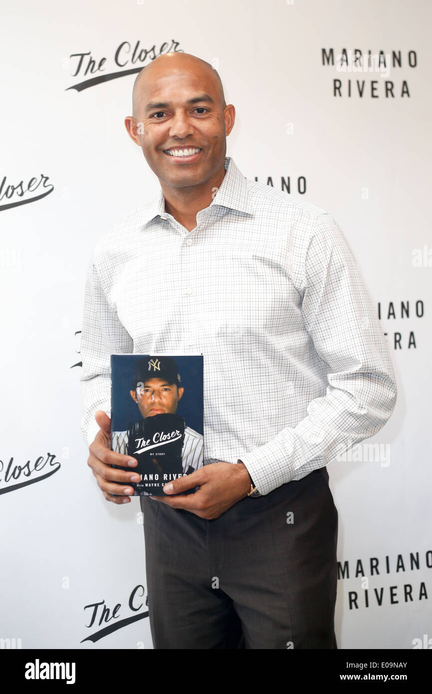 Ex lanciatore di baseball Mariano Rivera segni le copie del suo libro "Il più vicino: la mia storia" a libro Revue il 6 maggio 2014. Foto Stock