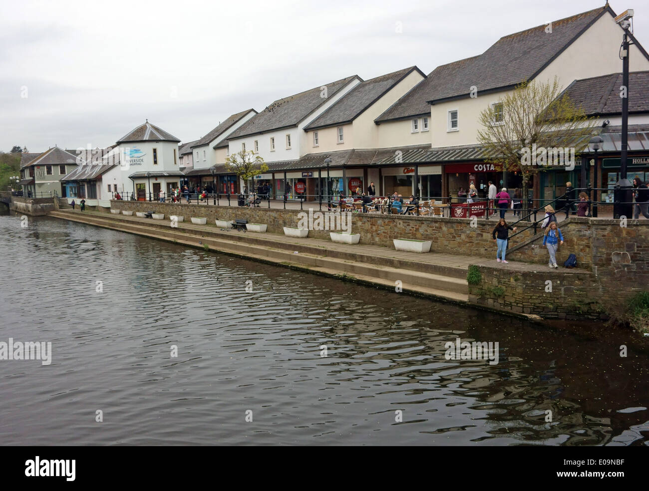 Riverside centro commerciale accanto al fiume Claddau in Haverfordwest, Galles Foto Stock