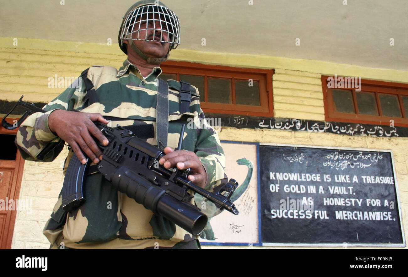 Srinagar, Indiano Kashmir amministrato. 07 Maggio2014 : indiano forze paramilltary posizionarsi all'interno del polling sia a monte della terza e ultima fase lok sabah elezione a noth kashmiris handwara distretto kupwara (Sofi Suhail/Alamy Live News ) Foto Stock