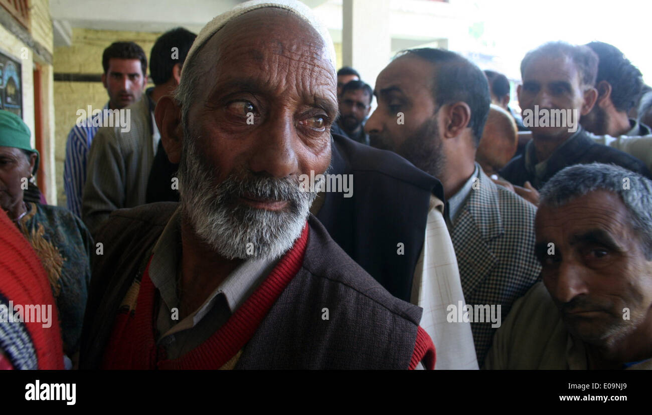 Srinagar, Indiano Kashmir amministrato. 07 Maggio2014 : di elettori del Kashmir in attesa del loro turno di votazione in ghisa presso il polling sia a monte della terza e ultima fase lok sabah elezione a noth kashmiris handwara distretto kupwara (Sofi Suhail/Alamy Live News ) Foto Stock