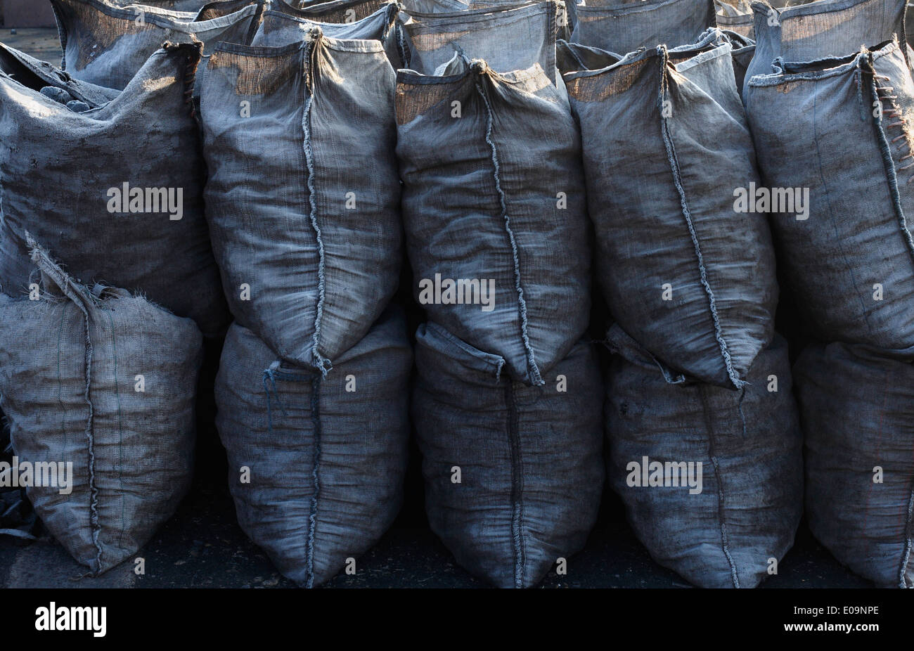 Sacchi di carbone a un cantiere di carbone. Foto Stock