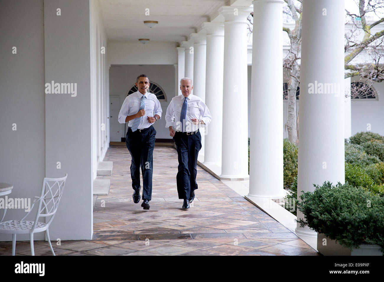 Il Presidente Usa Barack Obama e il Vice Presidente Joe Biden esegui come essi partecipano in un "Passiamo!' nastratura video sul colonnato della Casa Bianca Febbraio 21, 2014 a Washington, DC. Foto Stock