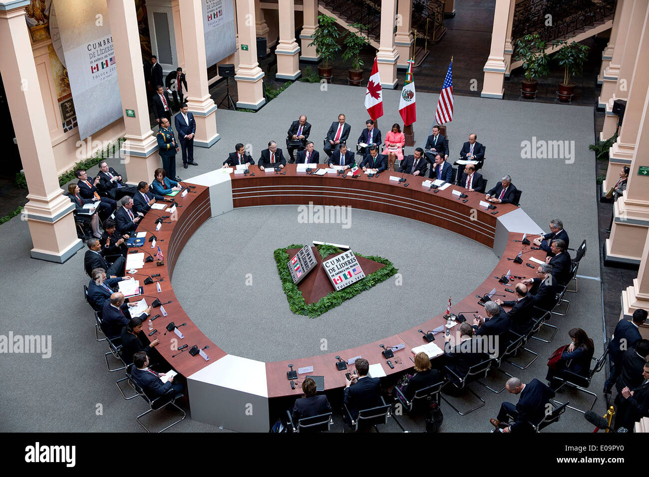 Vista da sopra come presidente degli Stati Uniti Barack Obama incontra Presidente Enrique Peña Nieto del Messico e il Primo Ministro Stephen Harper del Canada, al Palacio de Justicia durante il North American Leaders Summit Febbraio 19, 2014 a Toluca, Messico. Foto Stock