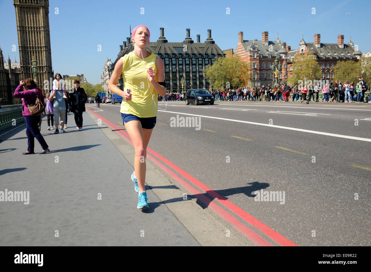 Londra, Inghilterra, Regno Unito. Donna di jogging sul Westminster Bridge Foto Stock