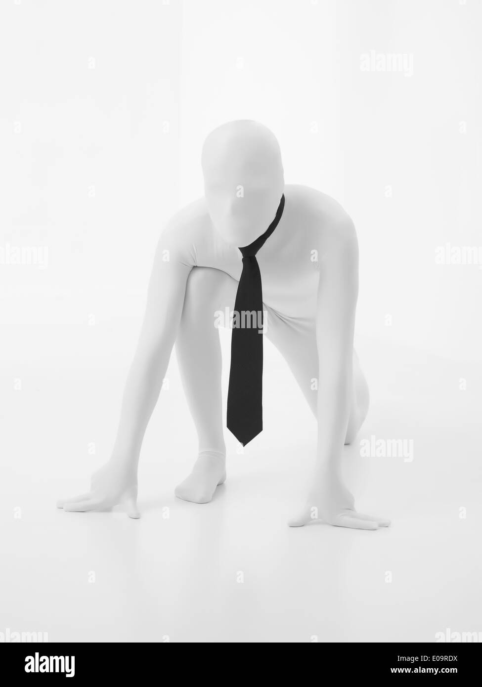 L'uomo senza volto vestito di bianco con black tie stand preparato per la corsa Foto Stock