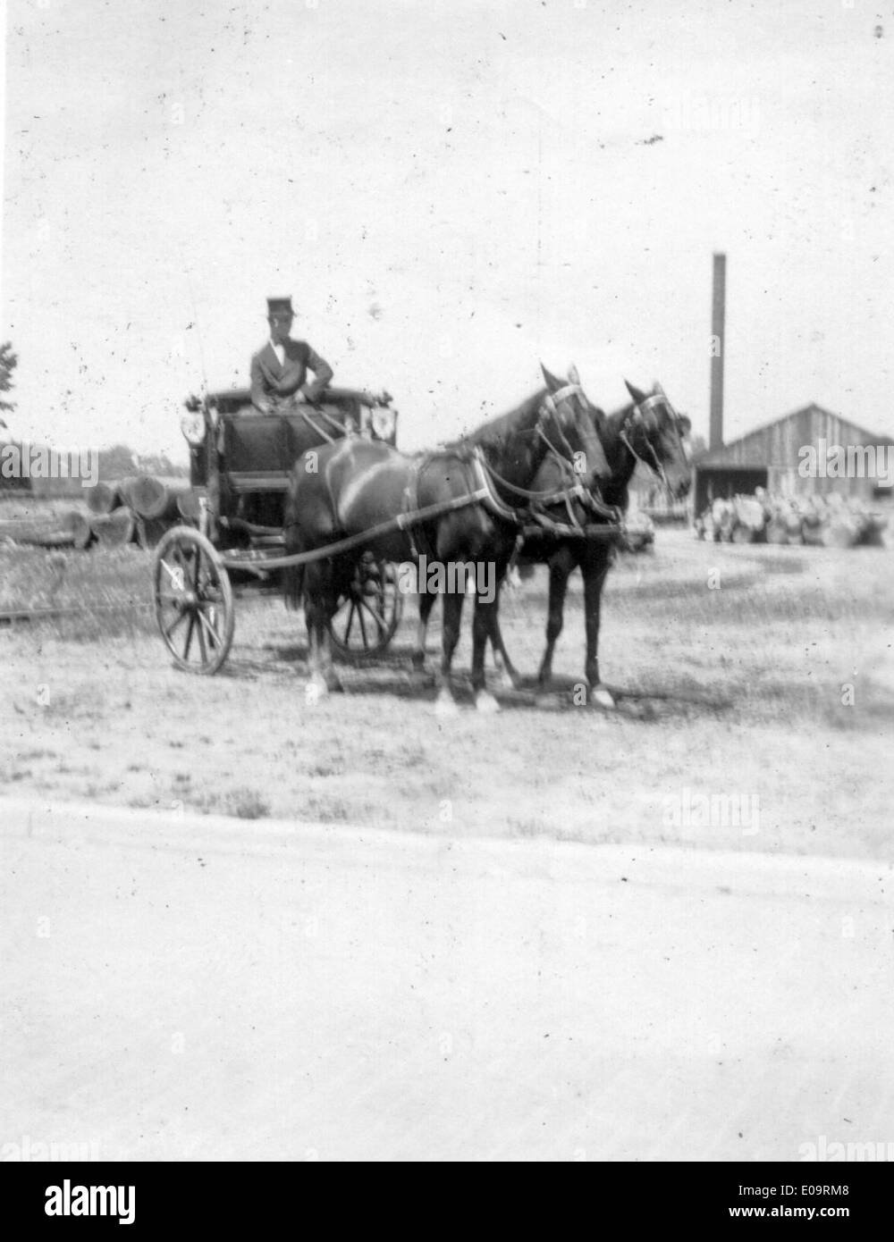Questa immagine cattura una scena storica con cavalli e una carrozza, mostrando i primi metodi di trasporto prima dell'uso diffuso dei veicoli a motore. Tali veicoli erano parte integrante della vita quotidiana, specialmente nelle zone rurali, prima dell'ascesa delle automobili. Foto Stock