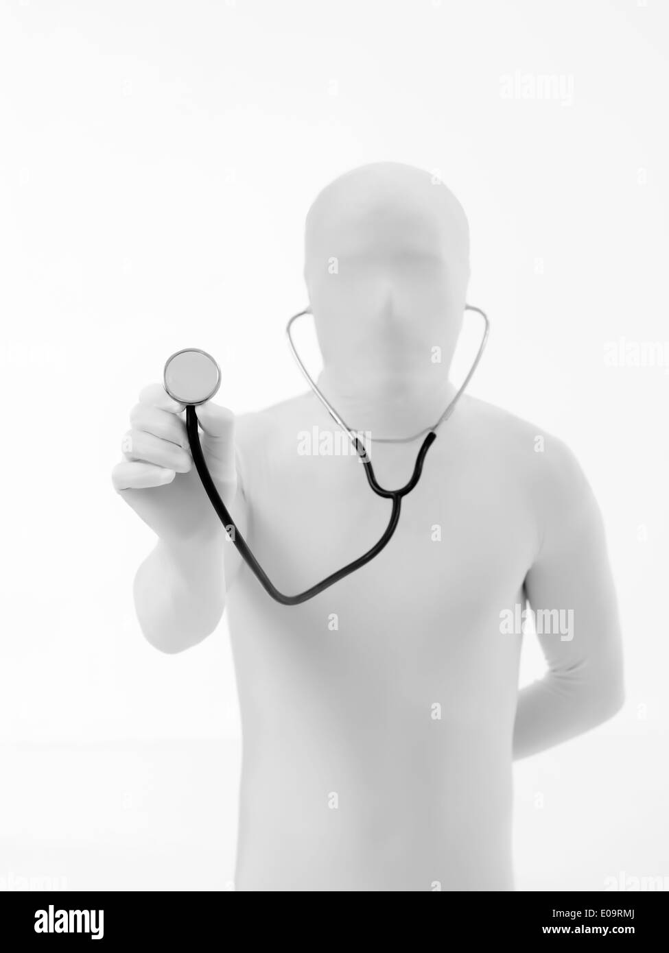 L'uomo senza volto vestito di bianco, tenendo uno stetoscopio Foto Stock