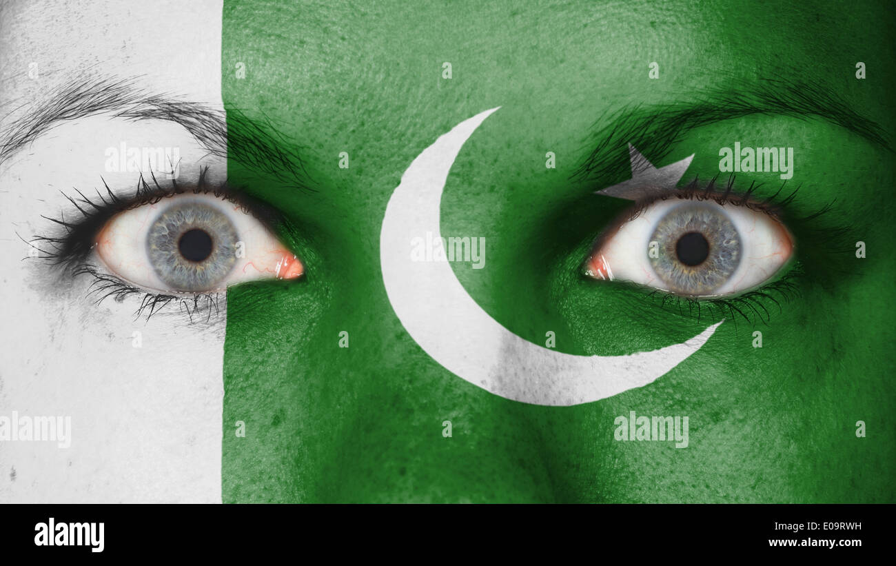 Chiudere gli occhi. Faccia dipinta con la bandiera del Pakistan Foto Stock