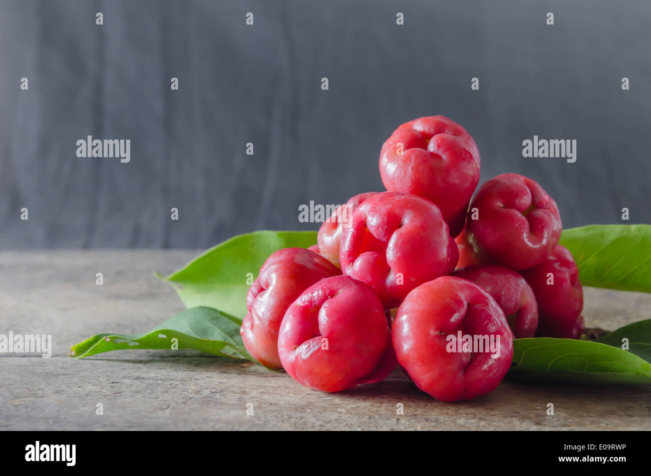 Ancora la vita di rosa di Apple o chompu su legno Foto Stock