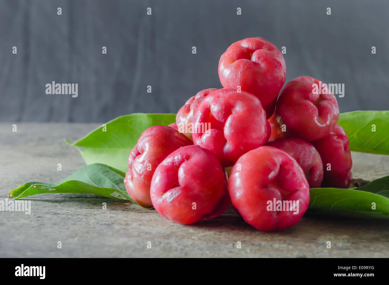 Ancora la vita di rosa di Apple o chompu su legno Foto Stock