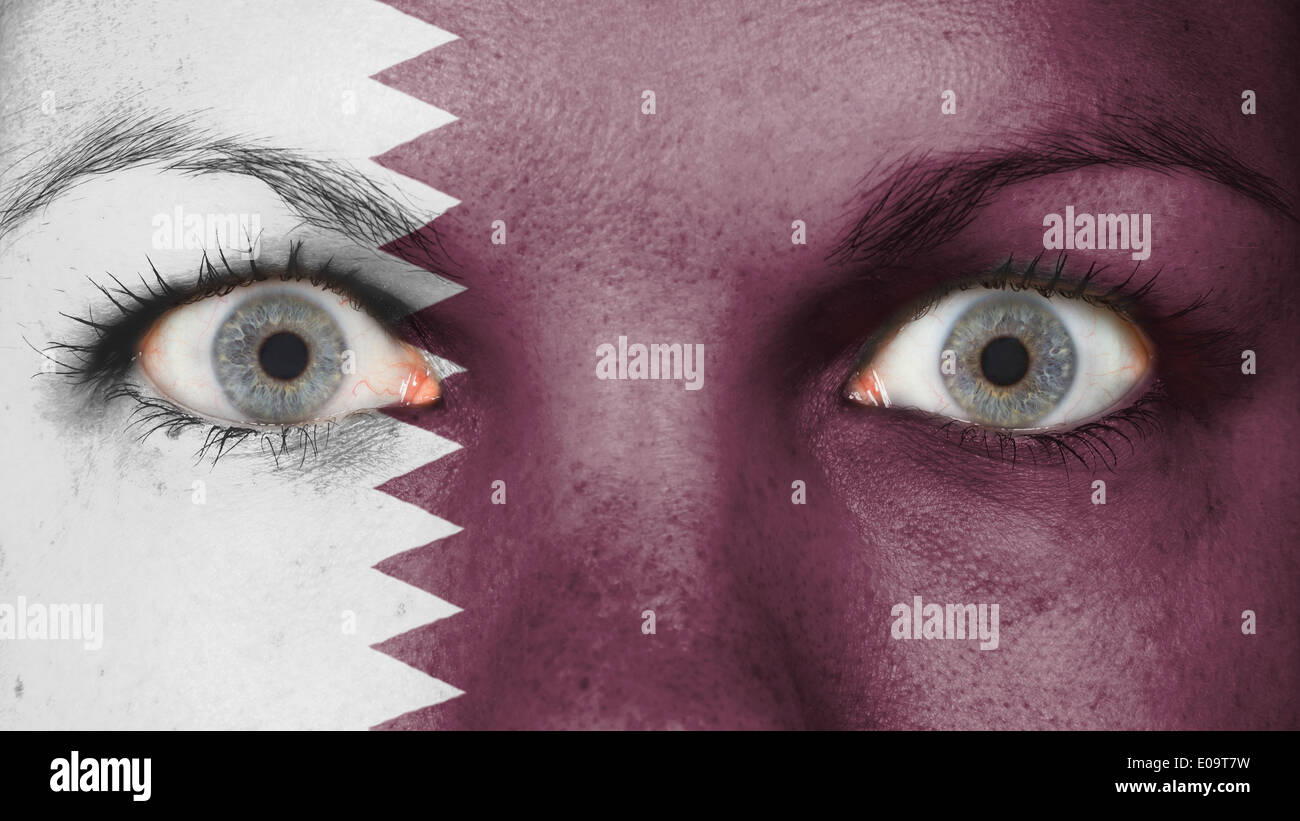 Chiudere gli occhi. Faccia dipinta con la bandiera del Qatar Foto Stock