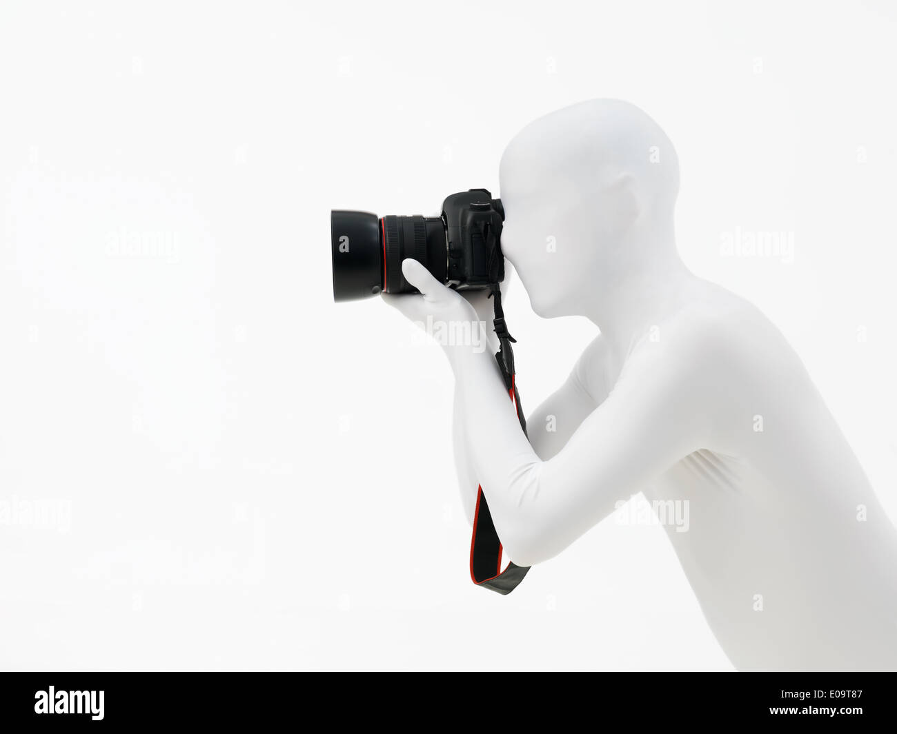 Volto sconosciuto uomo prende fotografie vestita di bianco, vista laterale Foto Stock