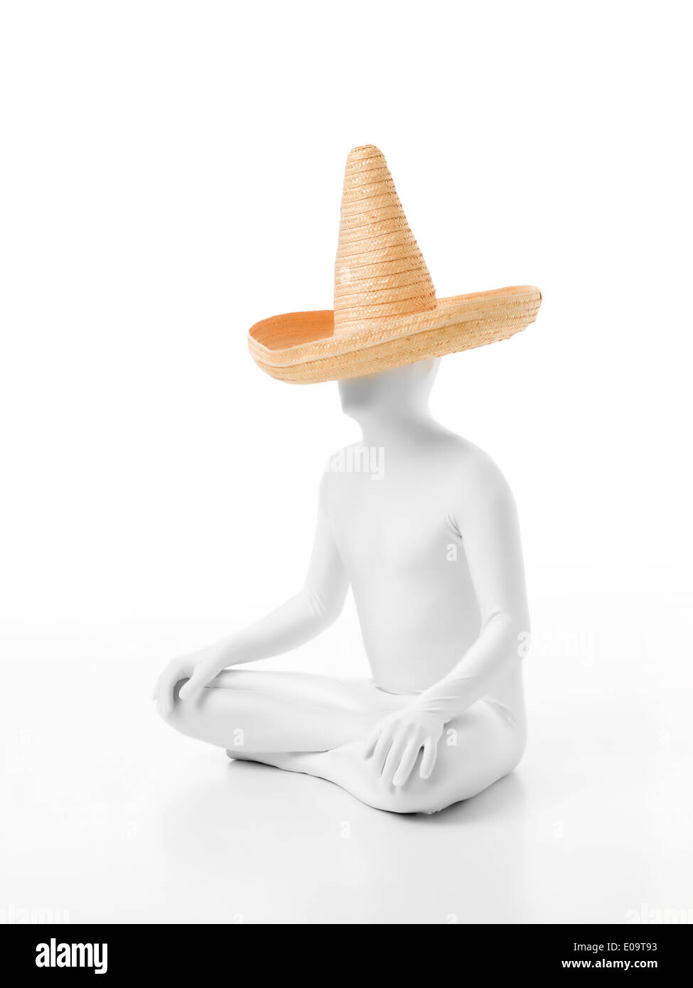 Messicano senza volto vestito in abito bianco con sombrero sulla testa seduta yoga in posizione del loto Foto Stock