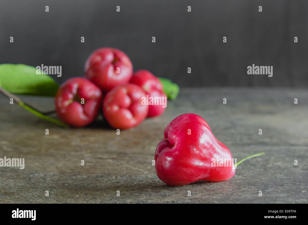 Ancora la vita di rosa di Apple o chompu su legno Foto Stock