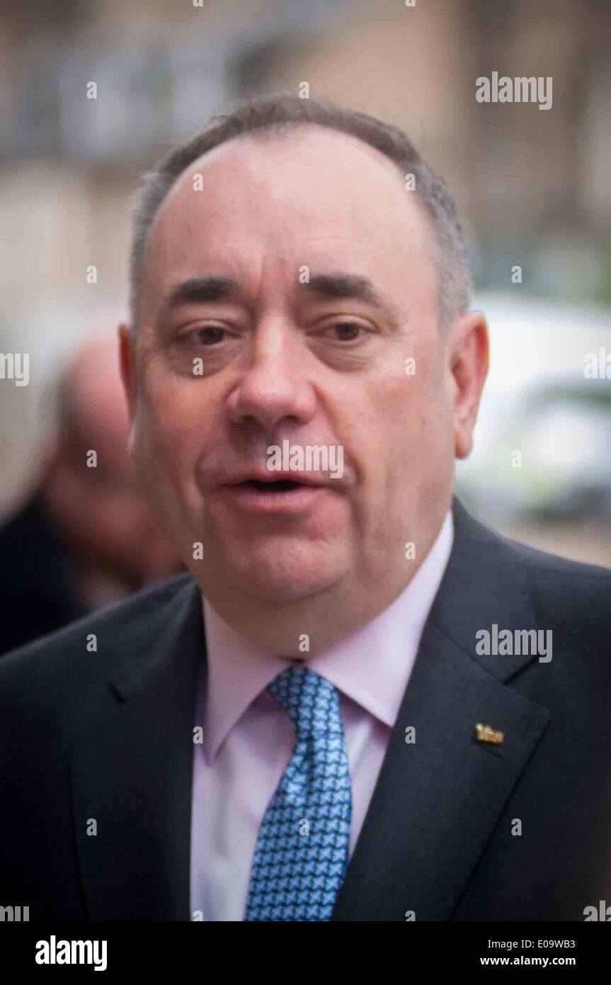 Edimburgo, Scozia, Regno Unito. 07Th maggio, 2014Alex Salmond, lo scozzese dei Governi del Primo Ministro, raffigurato in Portobello High Street come SNP colpire l'elezione europea. Mercoledì 7 Maggio, 2014. Credito: Wullie marr/Alamy Live News Foto Stock
