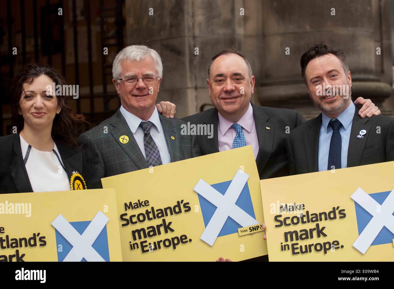 Edimburgo, Scozia, Regno Unito. 07 Maggio, 2014. Snp tre principali candidati per le prossime elezioni europee con il Primo Ministro Alex Salmond, L-R Tasmina Ahmed-Sheikh, Ian Hudghton, Alex Salmond, Alyn Smith al di fuori di Portobello Town Hall. Mercoledì 7 Maggio, 2014. Credito: Wullie marr/Alamy Live News Foto Stock