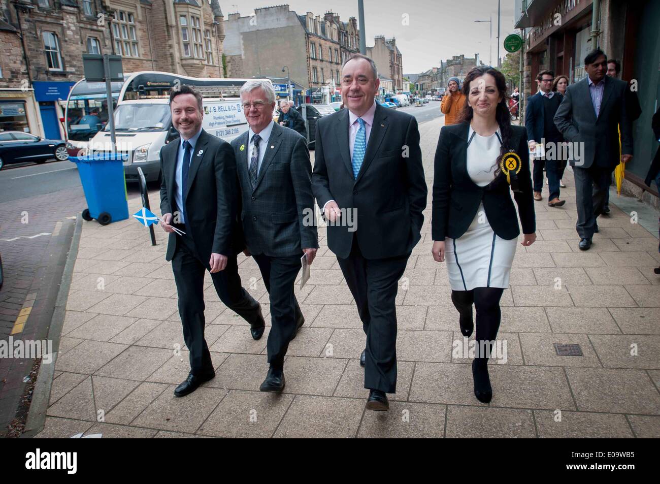 Edimburgo, Scozia, Regno Unito. 07 Maggio, 2014. Snp tre principali candidati per le prossime elezioni europee con il Primo Ministro Alex Salmond, L-R Alyn Smith, Ian Hudghton, Alex Salmond, Tasmina Ahmed-Sheikh in Portobello High Streetl. Mercoledì 7 Maggio, 2014. Credito: Wullie marr/Alamy Live News Foto Stock