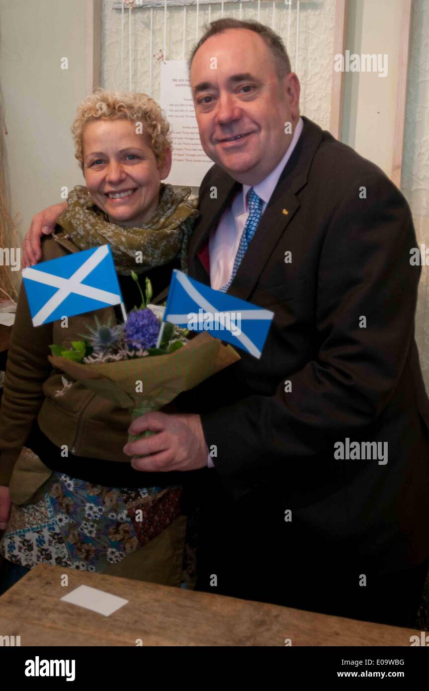 Edimburgo, Scozia, Regno Unito. 07 Maggio, 2014. Alex Salmond con il proprietario del selvaggio fiore Shop, Esther Kuck, in Portobello. Mercoledì 7 Maggio, 2014. Credito: Wullie marr/Alamy Live News Foto Stock