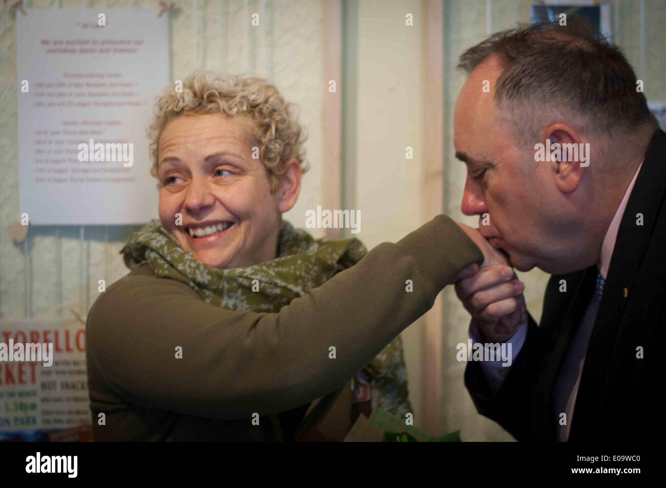 Edimburgo, Scozia, Regno Unito. 07 Maggio, 2014. Alex Salmond con il proprietario del selvaggio fiore Shop, Esther Kuck, in Portobello. Mercoledì 7 Maggio, 2014. Credito: Wullie marr/Alamy Live News Foto Stock