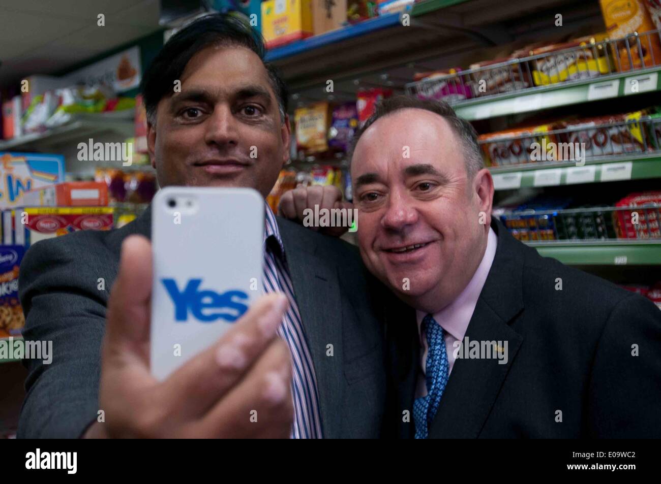 Edimburgo, Scozia, Regno Unito. 07 Maggio, 2014. SNP locale attivista, Irshad Ahmed ( a sinistra ) prende un selfie con il Primo Ministro Alex Salmond. Mercoledì 7 Maggio, 2014. Credito: Wullie marr/Alamy Live News Foto Stock