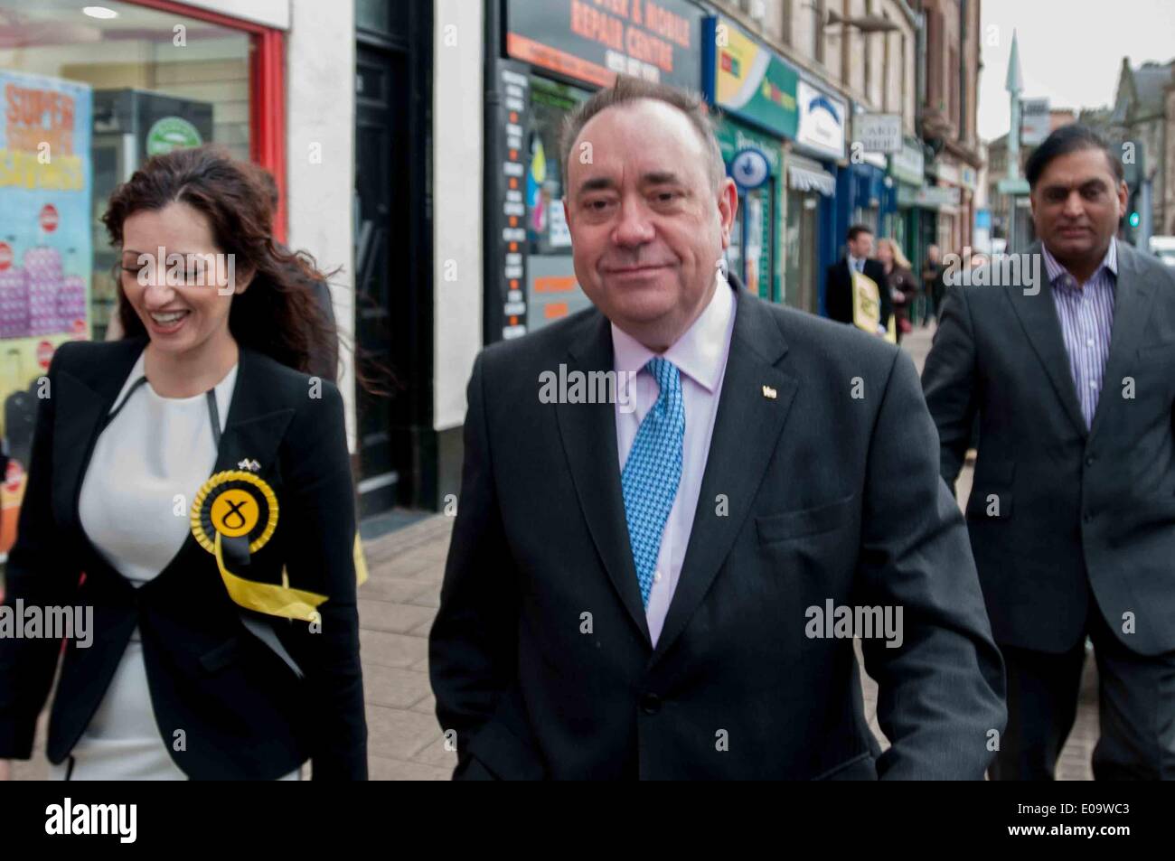 Edimburgo, Scozia, Regno Unito. 07 Maggio, 2014. Alex Salmond camminando per le strade di Portobello sull'UE elezione trail. Mercoledì 7 Maggio, 2014. Credito: Wullie marr/Alamy Live News Foto Stock