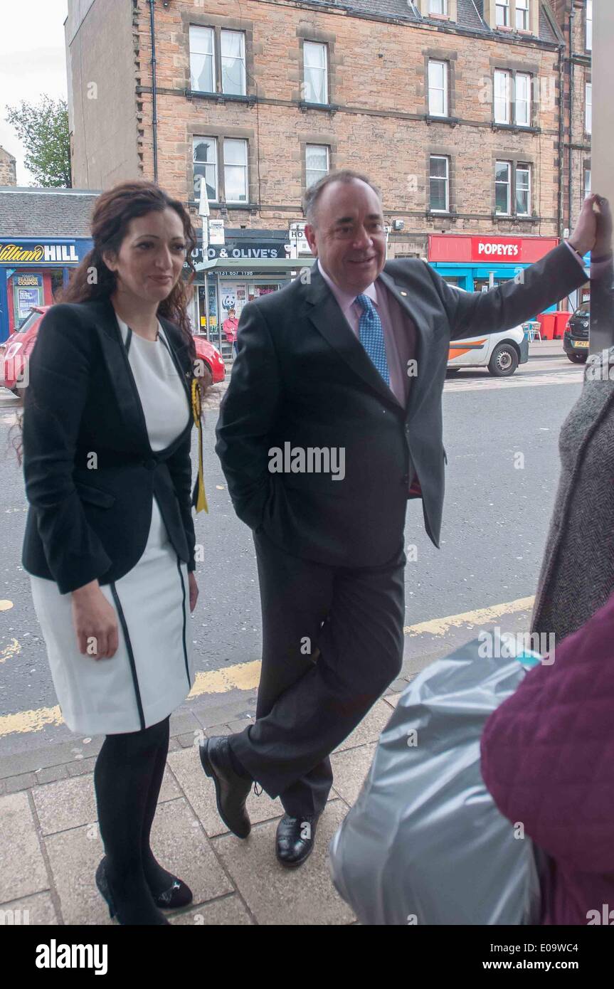 Edimburgo, Scozia, Regno Unito. 07 Maggio, 2014. Primo Miniister, Alex Salmond ed UE candidato alle elezioni, Tasmina Ahmed-Sheikh, parlare con la gente del posto ad una fermata dell'autobus fuori Portobello Town Hall. Mercoledì 7 Maggio, 2014. Credito: Wullie marr/Alamy Live News Foto Stock