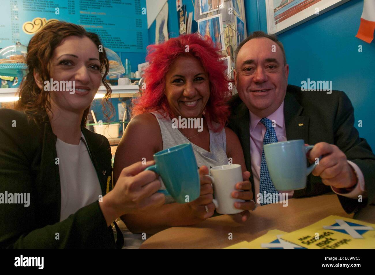 Edimburgo, Scozia, Regno Unito. 07 Maggio, 2014. Primo Miniister, Alex Salmond ed UE candidato alle elezioni, Tasmina Ahmed-Sheikh, parlare di Popeyes' cafe proprietario Esraa Johnson nel suo cafe. Mercoledì 7 Maggio, 2014. Credito: Wullie marr/Alamy Live News Foto Stock