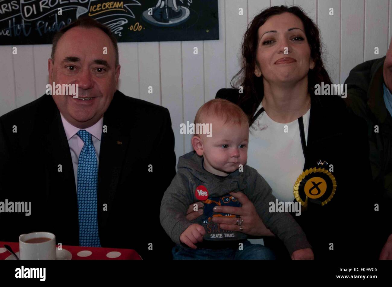 Edimburgo, Scozia, Regno Unito. 07 Maggio, 2014. Primo Miniister, Alex Salmond ed UE candidato alle elezioni, Tasmina Ahmed-Sheikh, con Keir Sharp, 10 mesi. Mercoledì 7 Maggio, 2014. Credito: Wullie marr/Alamy Live News Foto Stock