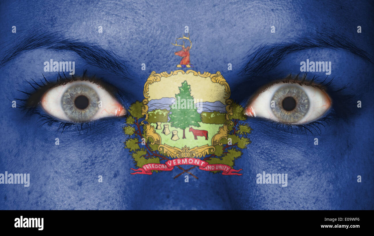 Chiudere gli occhi. Faccia dipinta con la bandiera del Vermont Foto Stock