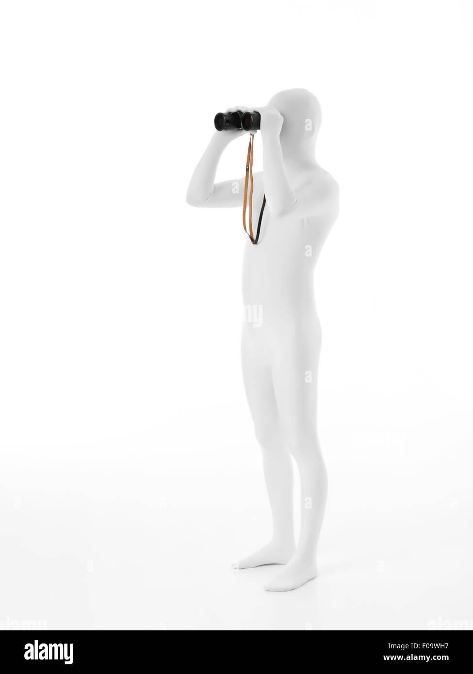 L'uomo senza volto vestita di bianco in piedi con un binocolo Foto Stock