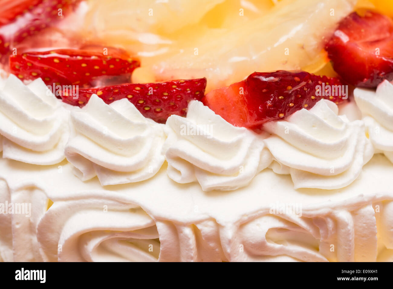 La frusta di fragola crema torta Close Up Foto Stock