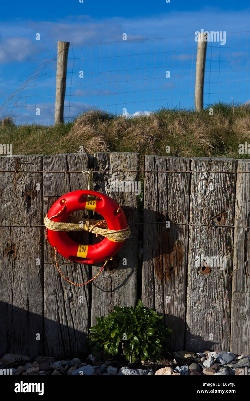Acqua irlandese Lifering sicurezza sulla spiaggia Ballyquin, Cappagh, Waterford, Irlanda. (C) 2013 Dave Walsh Foto Stock