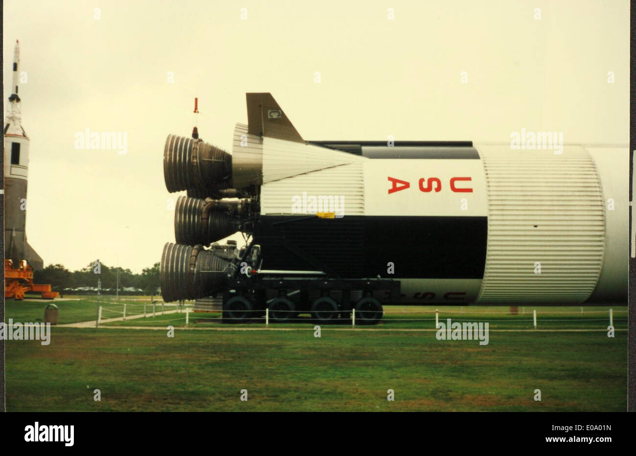 Questa foto lucida mostra il razzo Saturn V della NASA, che era parte integrante del programma Apollo e delle missioni lunari. Il Saturn V era il razzo più potente mai costruito, consentendo l'esplorazione dello spazio umano oltre l'orbita terrestre. Foto Stock Questa foto lucida mostra il razzo Saturn V della NASA, che era parte integrante del programma Apollo e delle missioni lunari. Il Saturn V era il razzo più potente mai costruito, consentendo l'esplorazione dello spazio umano oltre l'orbita terrestre. Foto Stock