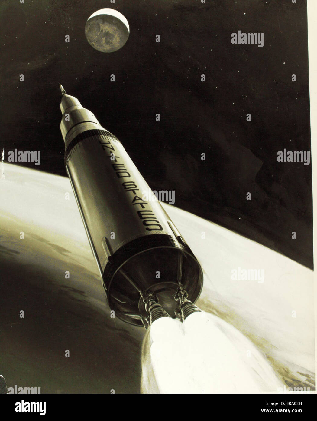 Questa foto lucida mostra il razzo Saturn, un pezzo chiave del programma spaziale della NASA. Il razzo Saturn V fu determinante nel lancio degli astronauti sulla Luna durante le missioni Apollo. Rimane uno dei razzi più potenti mai costruiti. Foto Stock Questa foto lucida mostra il razzo Saturn, un pezzo chiave del programma spaziale della NASA. Il razzo Saturn V fu determinante nel lancio degli astronauti sulla Luna durante le missioni Apollo. Rimane uno dei razzi più potenti mai costruiti. Foto Stock