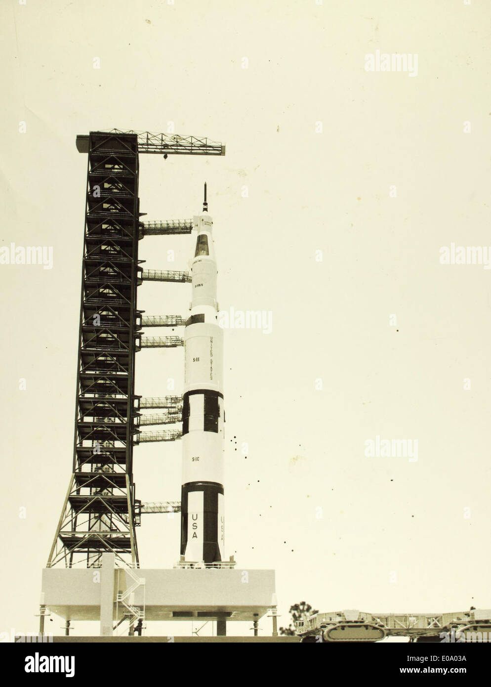 Il Saturn SA-5 era un veicolo di lancio di prova utilizzato dalla NASA negli anni '1960 per il programma Apollo. La foto lucida mostra il razzo Saturn SA-5 in preparazione di uno dei suoi test, contribuendo allo sviluppo della tecnologia missilistica per l'esplorazione lunare. Foto Stock
