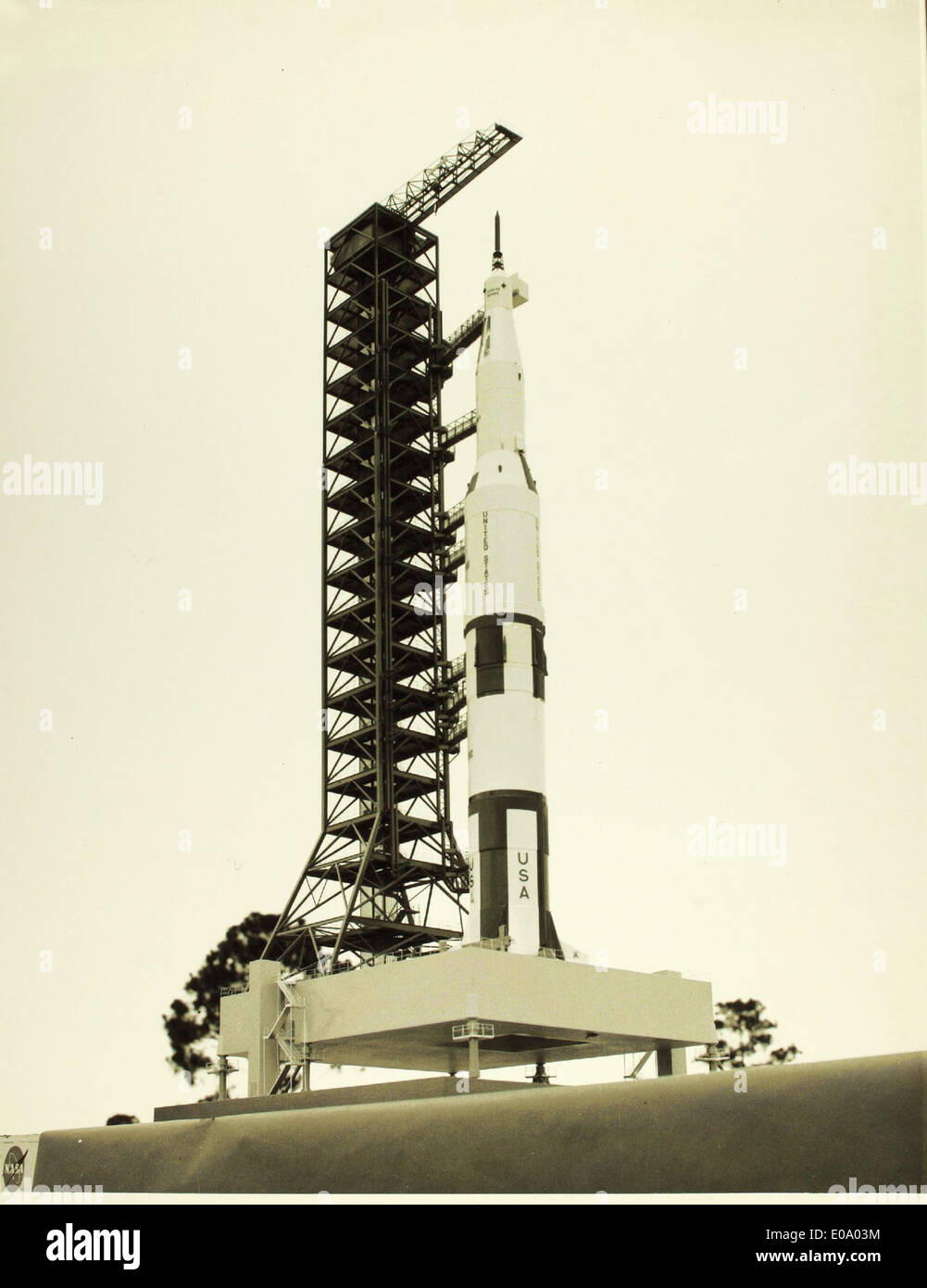 Il Saturn SA-5, parte del programma Saturn Launch Vehicle della NASA, ha svolto un ruolo chiave nel testare componenti per le missioni Apollo. Questa foto lucida cattura il significato della navicella spaziale nelle prime fasi dell'esplorazione spaziale degli Stati Uniti. Foto Stock