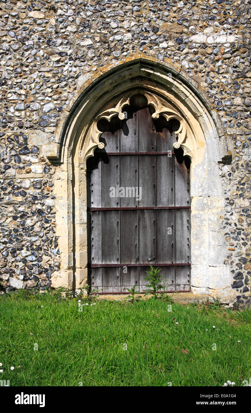 Il sacerdote della porta nel coro della chiesa parrocchiale di San Giorgio a Rollesby, Norfolk, Inghilterra, Regno Unito. Foto Stock